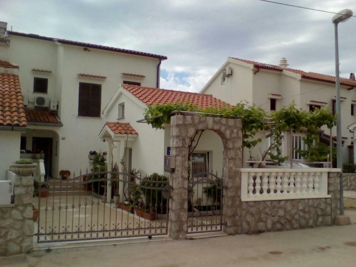 Apartmani Jozefina Omisalj Exterior photo